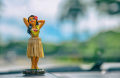 Hawajska laleczka Hula Doll – taneczna ozdoba samochodowa na półkę