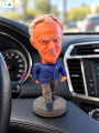 Figurka bobblehead w samochodzie.png