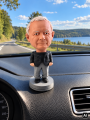 Figurka bobblehead na malowniczej trasie.png