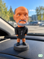 Figurka bobblehead na desce rozdzielczej.png