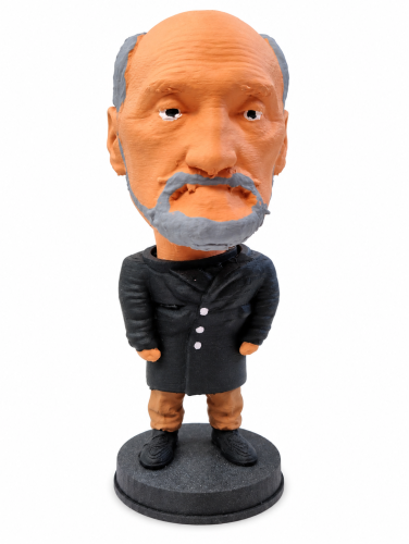 Figurka bobblehead starszego mężczyzny na podstawie.png