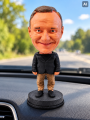 Figurka bobblehead na desce rozdzielczej(1).png