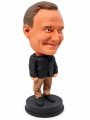 Figurka karykaturalna w garniturze na czarnej podstawie(1).png