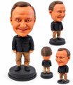 Kolaż figury bobblehead w garniturze(1).png