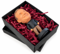 Figurka bobblehead w czarnym pudełku prezentowym.png