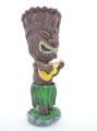 Ręcznie malowana laleczka Hula Doll – figurka hawajska z napisem TIKI z gitarą
