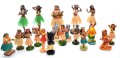 Ręcznie malowana laleczka Hula Doll – figurka hawajska z napisem